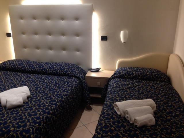 Hotel Mediterraneo بيزارو الغرفة الصورة