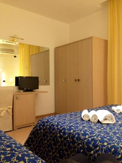 Hotel Mediterraneo بيزارو الغرفة الصورة