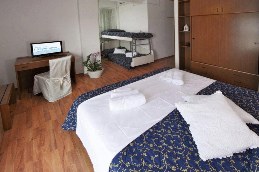 Hotel Mediterraneo بيزارو الغرفة الصورة